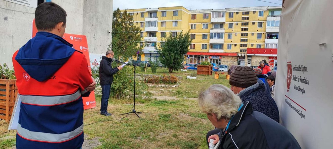 A Máltai Szeretetszolgálat munkatársai egy nem túl szívderítő környezetben is melegséget, szépséget teremtenek a hajléktalanoknak •  Fotó: Máltai Szeretetszolgálat Sepsiszentgyörgy/Facebook