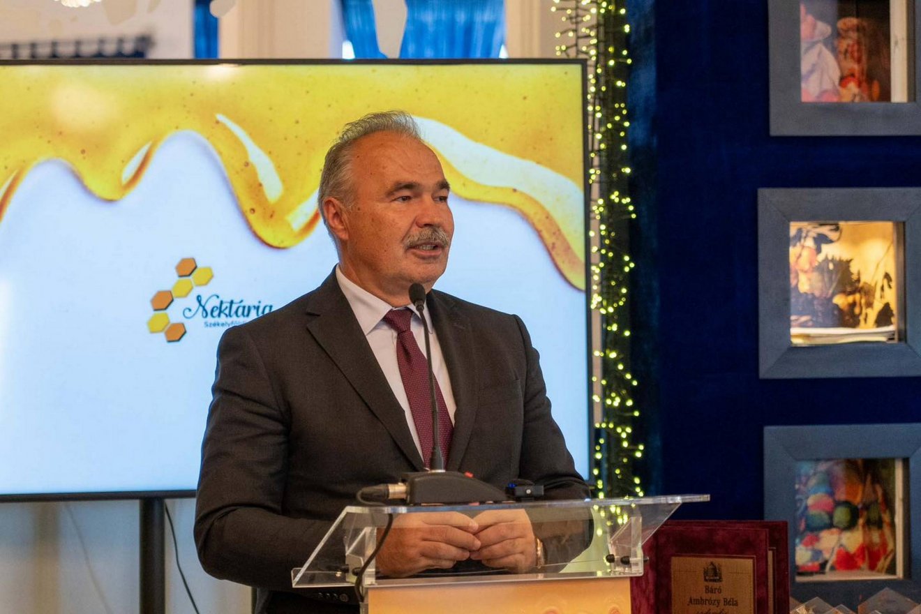 Dr. Nagy István, Magyarország agrárminisztere, maga is aranykalászos méhész •  Fotó: Tamás Sándor/Facebook