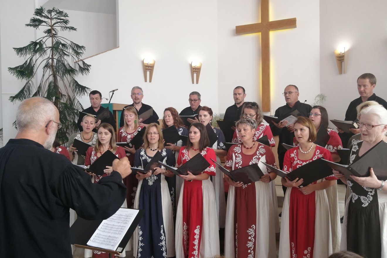 Sípos Zoltán és a Pro Musica kórus nagy tapsot kapott •  Fotó: Bodor Tünde
