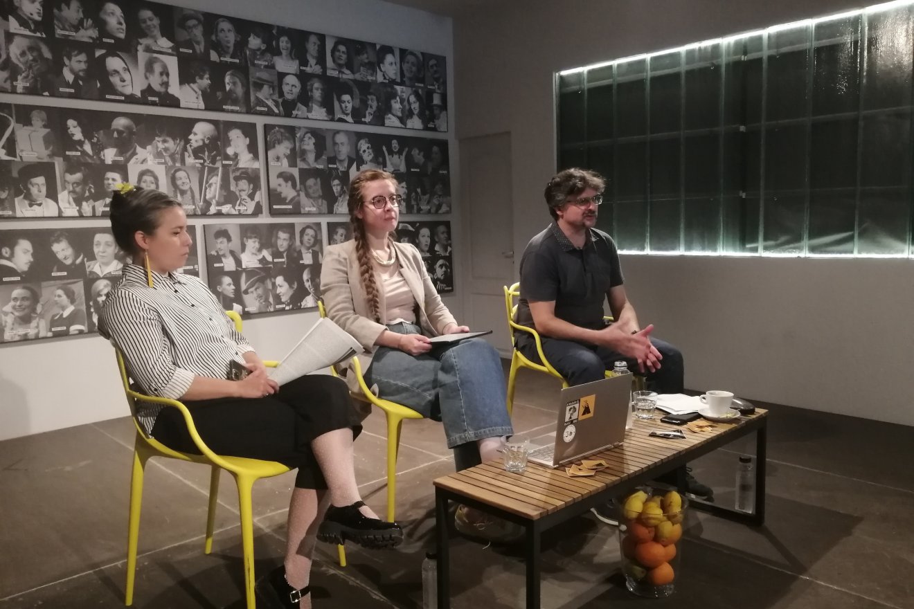A pulzArt szervezők: Kispál Ágnes Evelin, a Magma képviselője, Knop Ildikó programkoordinátor, Szonda Szabolcs könyvtárigazgató •  Fotó: Bodor Tünde