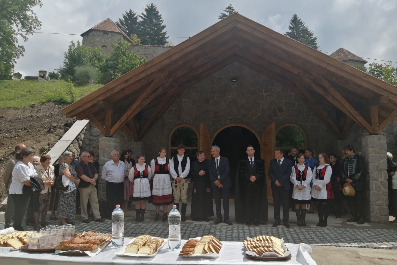A papok megáldották, majd a közösség megtekintette a ravatalozót •  Fotó: Bodor Tünde
