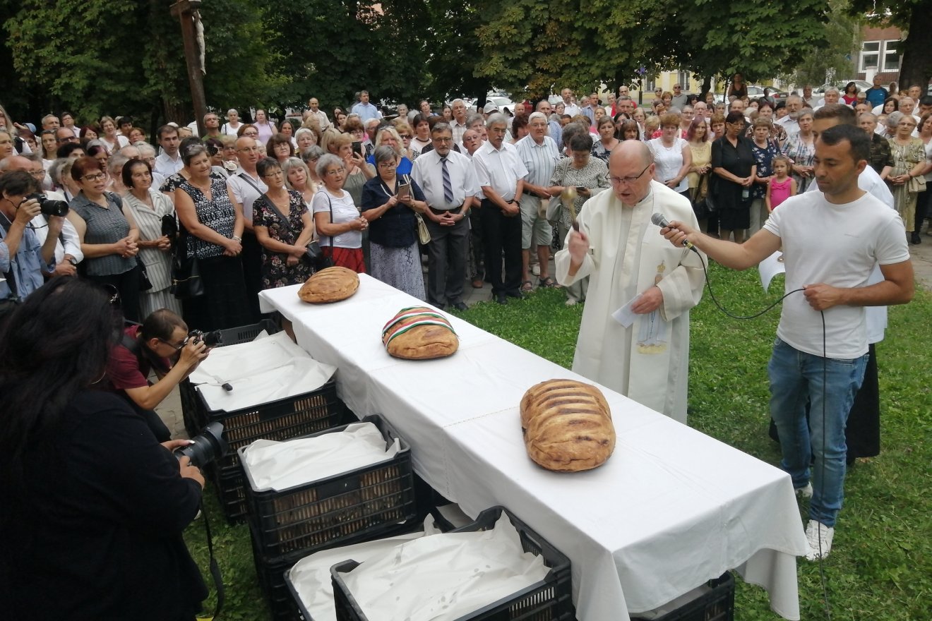 Hajdú János főesperes áldotta meg a Diószegi pékség által sütött hatkilós kenyereket •  Fotó: Bodor Tünde