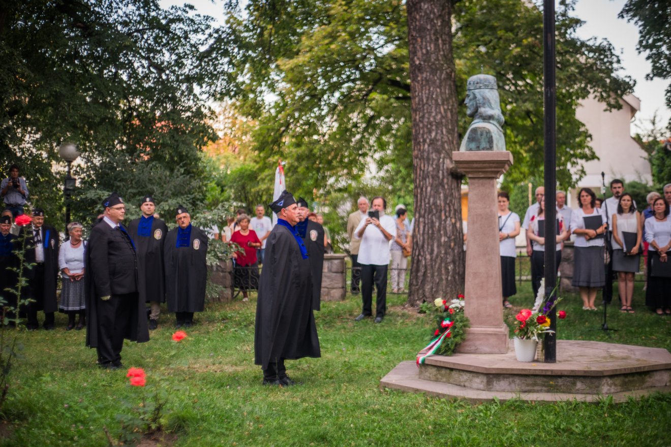 Koszorúztak a jelenlevő egyesületek, a váos és a megye képviselői •  Fotó: Klárik Loránd