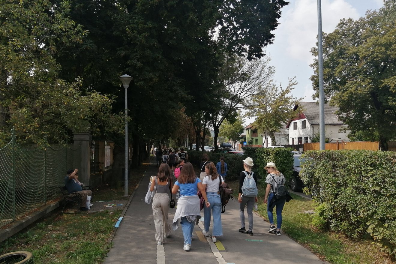 Hosszú menetben vonulnak a fiatalok a gyárkapu felé •  Fotó: Bodor Tünde