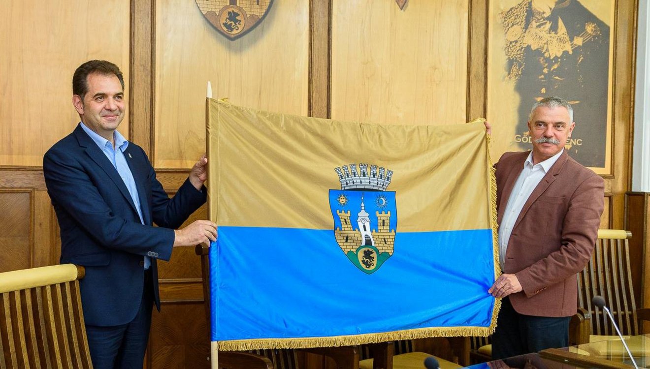 A 2021-es elfogadása után büszkén bemutatott sepsiszentgyörgyi városzászló •  Fotó: Sepsiszentgyörgy Önkormányzata