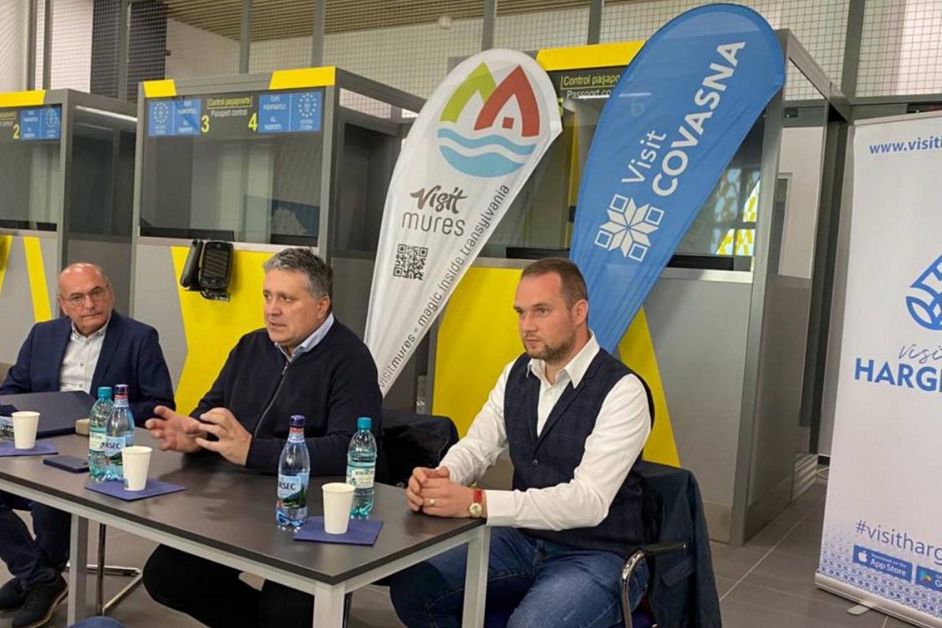 Jakab István Barna (jobbszélen) a Székelyföld Turisztikai Desztináció Klaszter egyik, a reptéren megrendezett közgyűlésén •  Fotó: Visit Covasna/Facebook