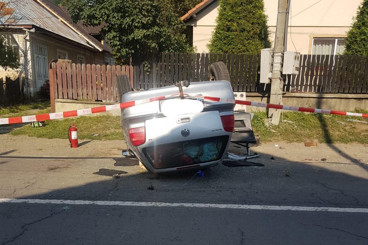 Felborult autó, megsérült utasok, kétféle történet • Fotó: Kovászna Megyei Rendőrség