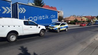 Autót loptak, rendőrautóval ütköztek, meglógtak, majd újabb járművet lovasítottak meg