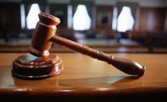 Az elhunyt áldozatot kereste a bírónő a tárgyalóteremben a drogos gázoló perének tárgyalásán, vizsgálat indult ellene