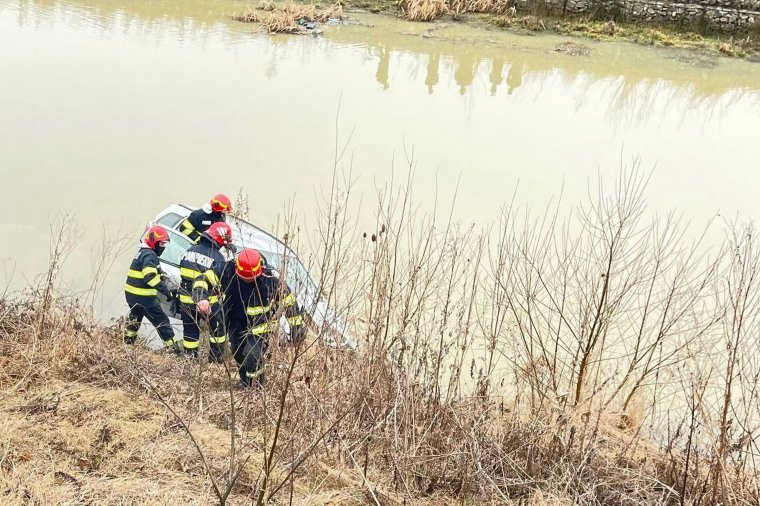 Lesodródott az útról, folyóba zuhant egy autó Háromszéken