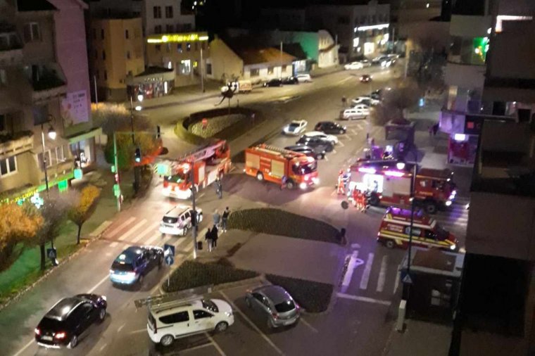 Reklámpannó füstölgött az áruházon