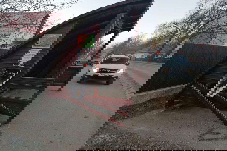 Szemeteseket törtek össze, jelzőtáblák oszlopait döntötték ki, buszmegállókat rongáltak – elkapták őket