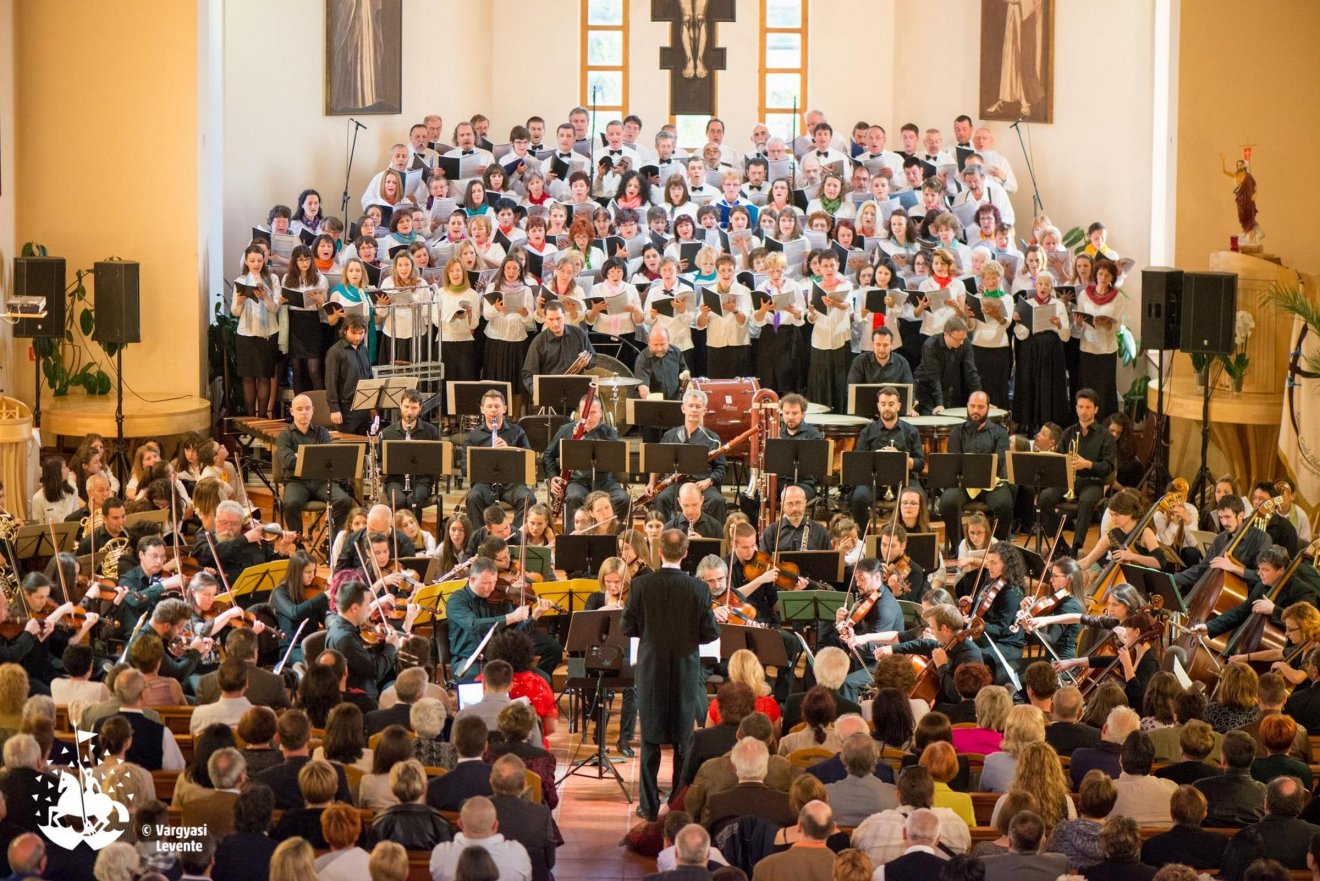 „Történelmi” jelentőségű volt a több sepsiszentgyörgyi kórus és filharmonikus zenekar közreműködésével itt előadott Carmina Burana •  Fotó: Sepsiszentgyörgy Önkormányzata/Facebook