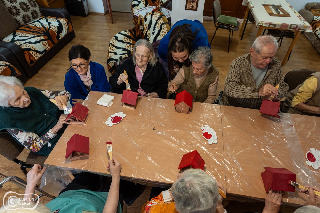 A kezdeményezők tarka madáretetőket festettek az öregotthon lakóival •  Fotó: Com