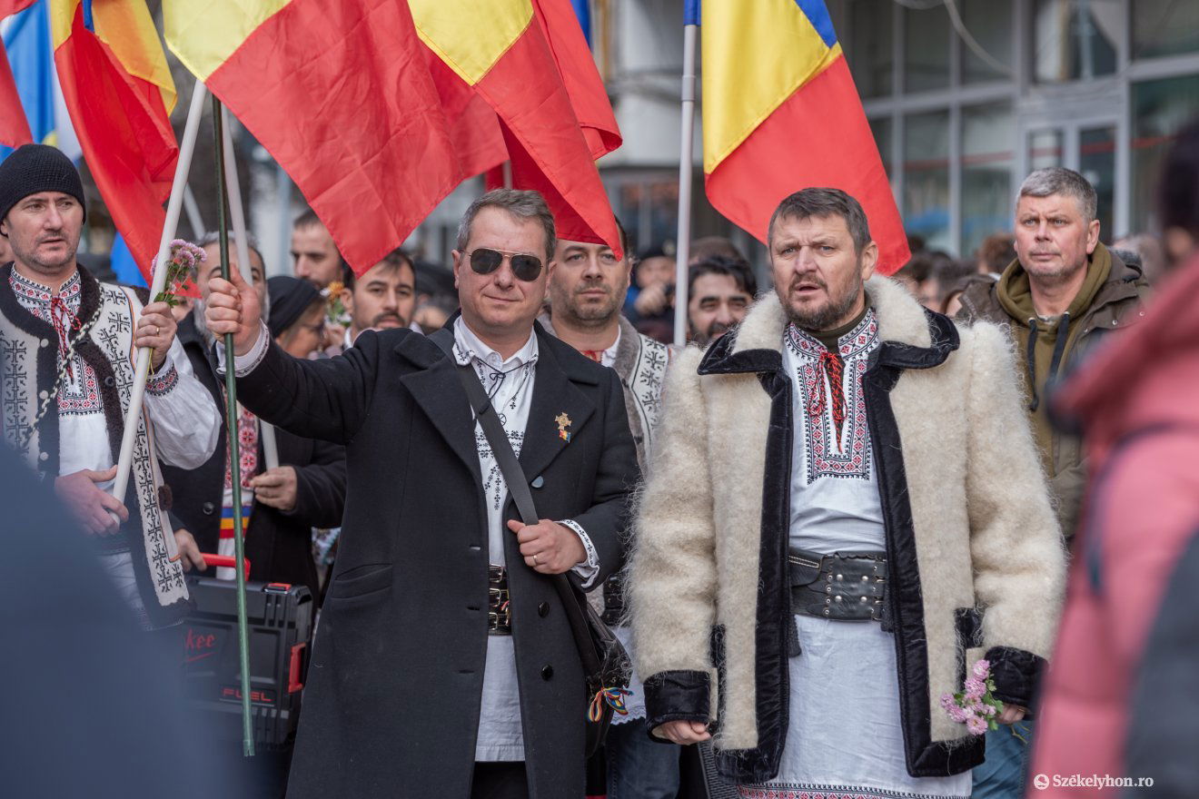 Késése ellenére stílusosan vonult Mihai Tîrnoveanu. Mellette Dan Grăjdeanu, az Ortodox Testvériség elnöke •  Fotó: Pinti Attila
