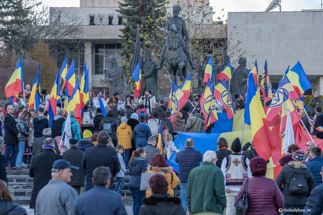 Román nacionalisták Mihai Viteazul sepsiszentgyörgyi szobránál •  Fotó: Pinti Attila