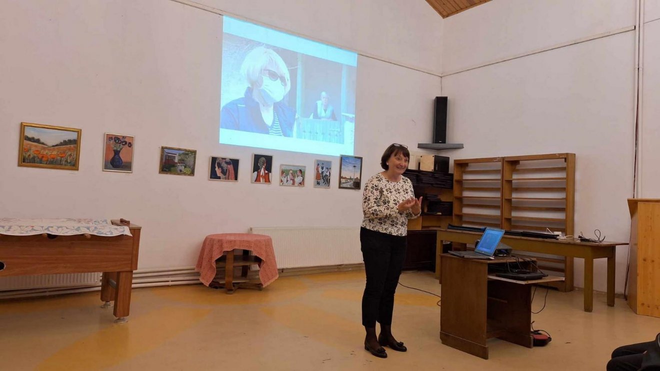 Tóth Anna, az idősgondozó ágazat igazgatónője ismerteti, mit tud nyújtani a Diakónia Alapítvány •  Fotó: Diakónia Keresztyén Alapítvány