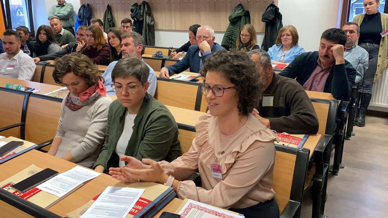 A hallgatóság a tavalyi konferencián, előtérben az EME sepsiszentgyörgyi fiókjának elnöke, Bíró Boróka •  Fotó: Sapientia EMTE Sepsiszentgyörgyi Kar