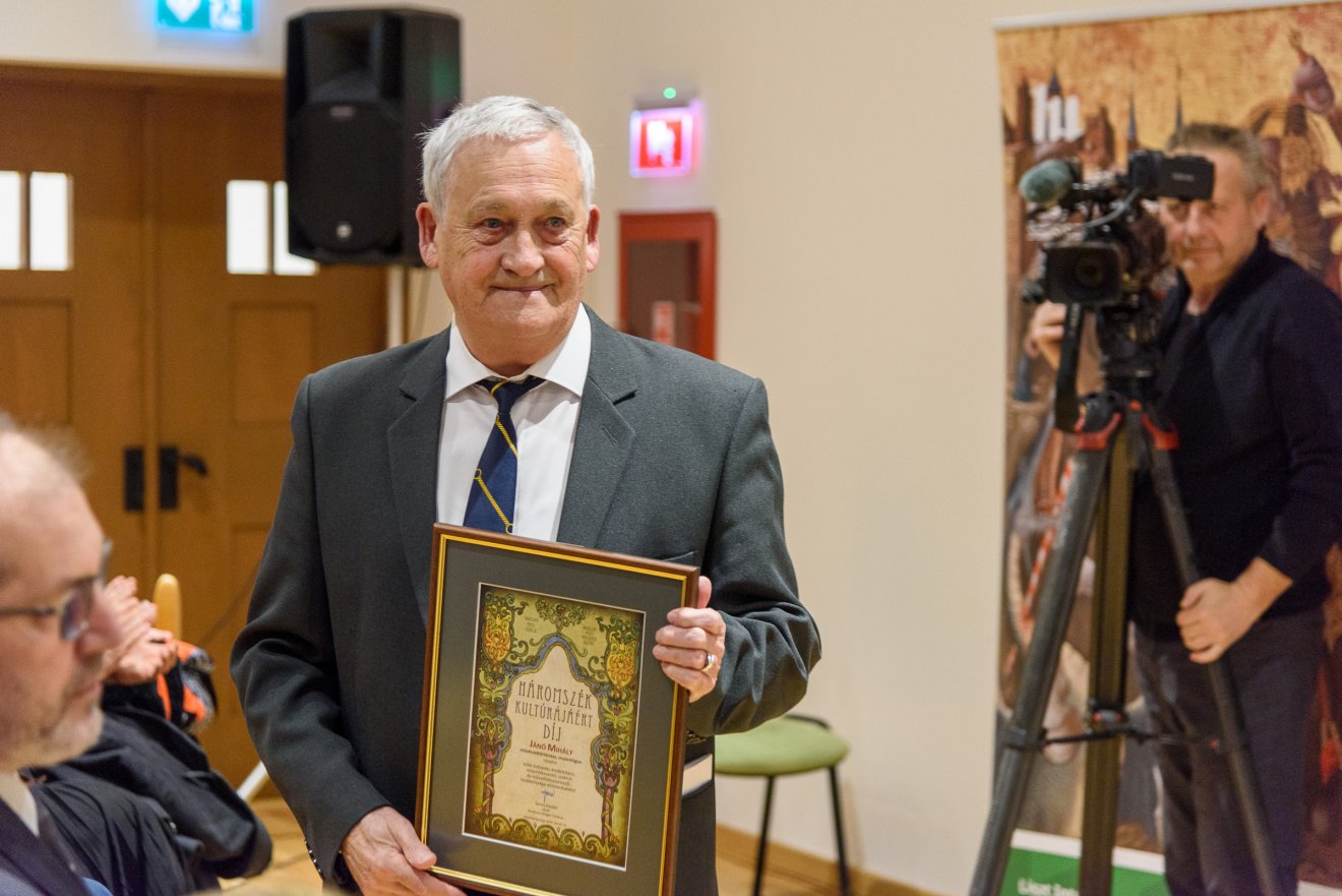 Jánó Mihály művészettörténész is számtalan kitüntetés birtokosa, legutóbb a Háromszék Kultúrájáért díjat vehette át idén januárban •  Fotó: Vargyasi Levente