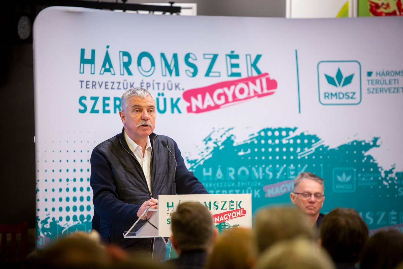 Tamás Sándor sok kedvezőtlen tényt ismertetett a választásokkal kapcsolatban, de ennek ellenére „nincs helye a kesergésnek, annál inkább a munkának” •  Fotó: RMDSZ - Háromszéki Területi Szervezet/Facebook