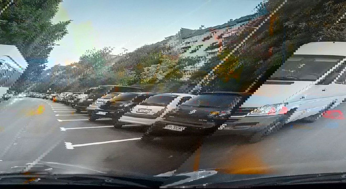 Jut a parkolásra és a közlekedésre is elég hely, biztosította a polgármester a túl nagy parkolók miatt aggodalmaskodókat •  Fotó: Sepsiszentgy9rgyi szégyenfal/Facebook
