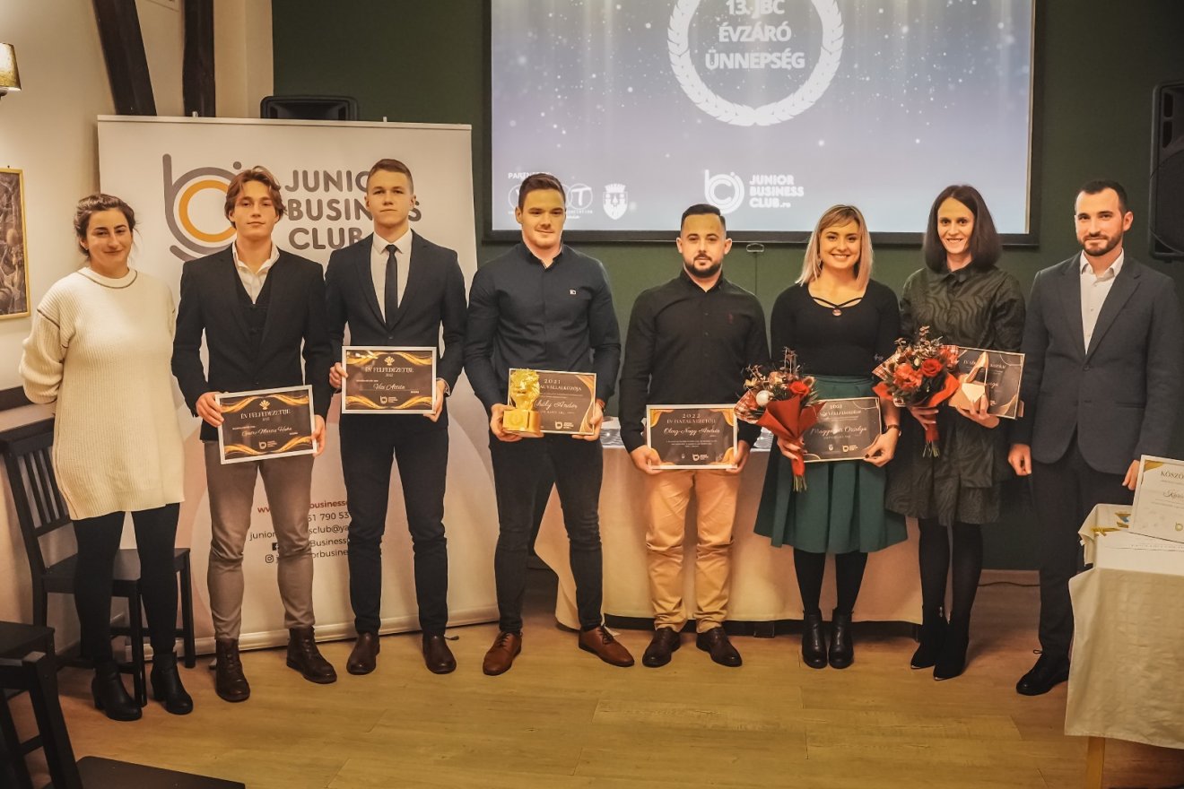 A tavalyi díjazottak, jobb szélen Karácsony Zsolt •  Fotó: Junior Business Club/Facebook
