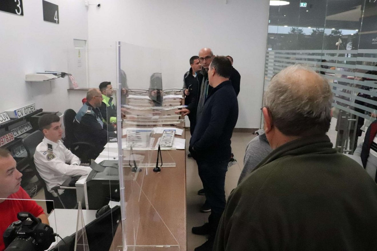 Nagy a forgalom a gépjárművezetői engedélyeket kibocsátó hivatalban •  Fotó: Kovászna Megye Prefektusi Hivatala/Facebook