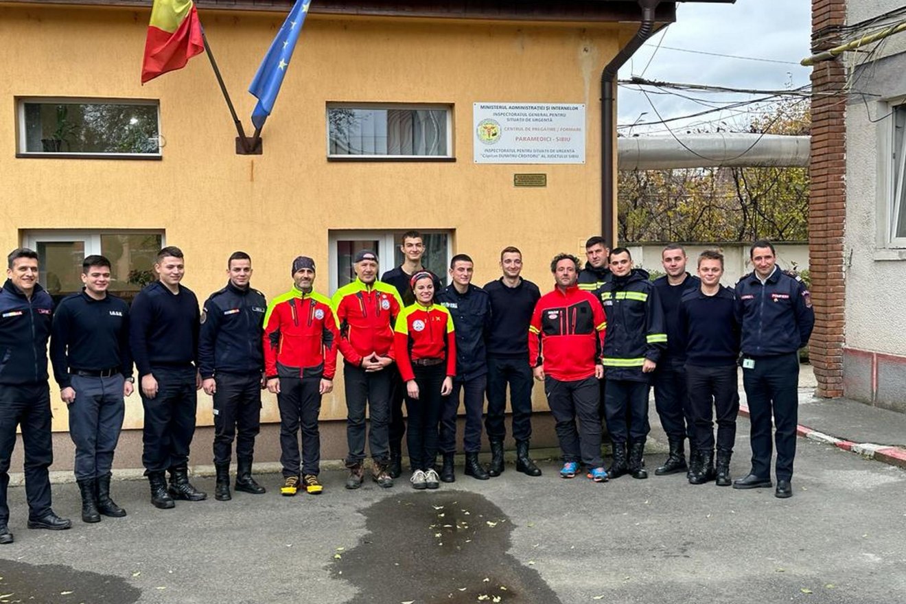 A rohammentős képzés után a szebeni tűzoltóságon,  kollégákkal és oktatókkal •  Fotó: Tímár Kincső Katalin személyes archívuma