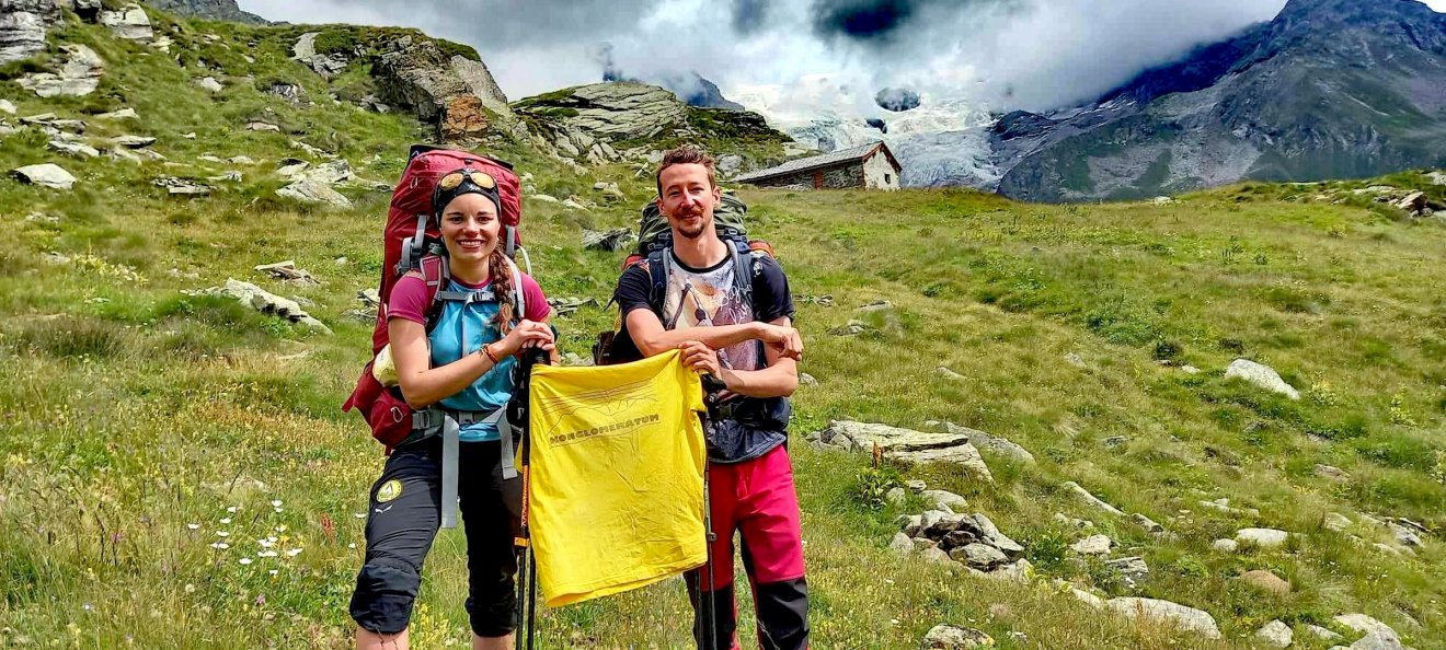 Az általuk alapított  Konglomerátum Egyesület trikójával •  Fotó: Tímár Kincső Katalin személyes archívuma