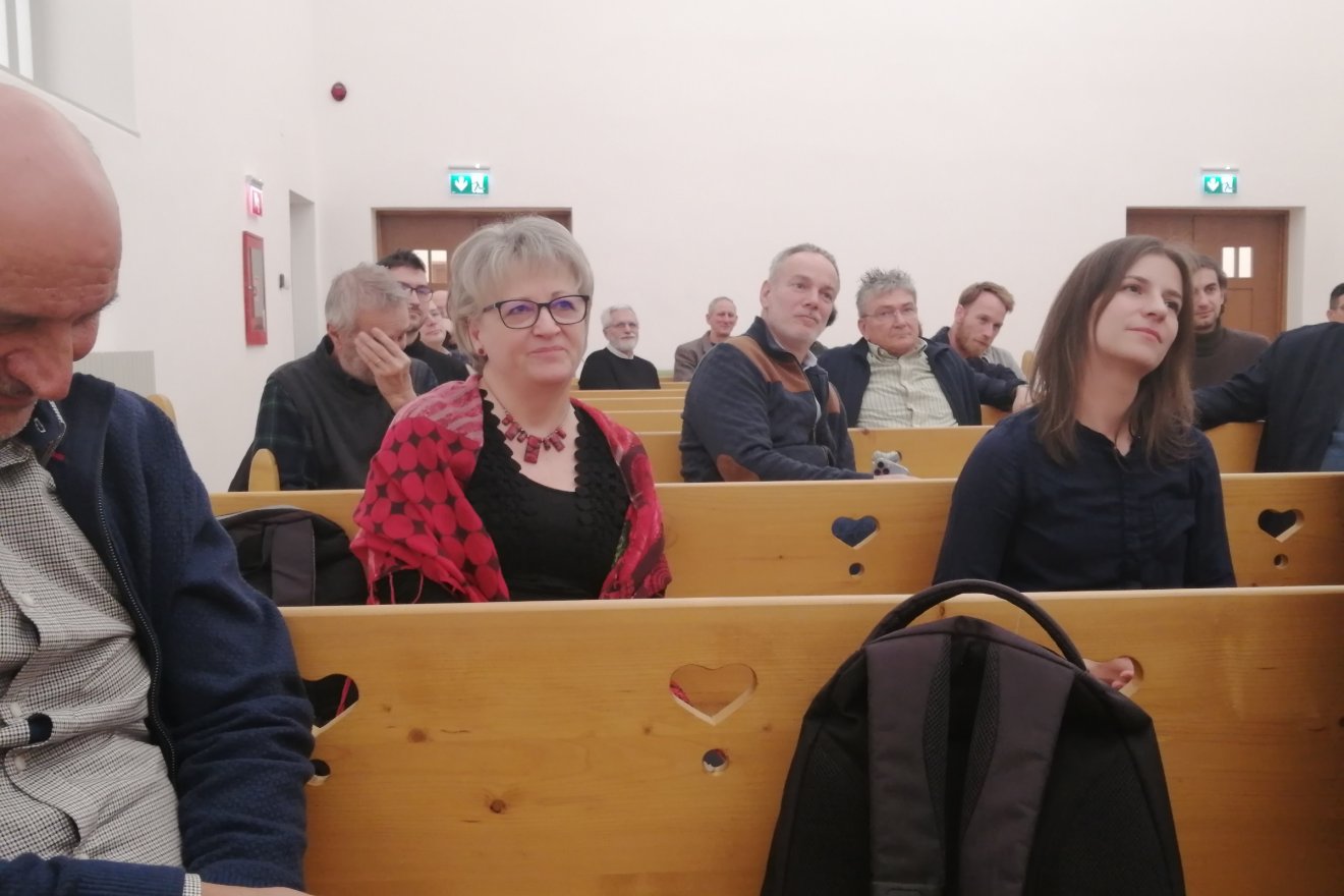 Kós Kati, Kós Károly unokája is a hallgatóság soraiban ült •  Fotó: Bodor Tünde
