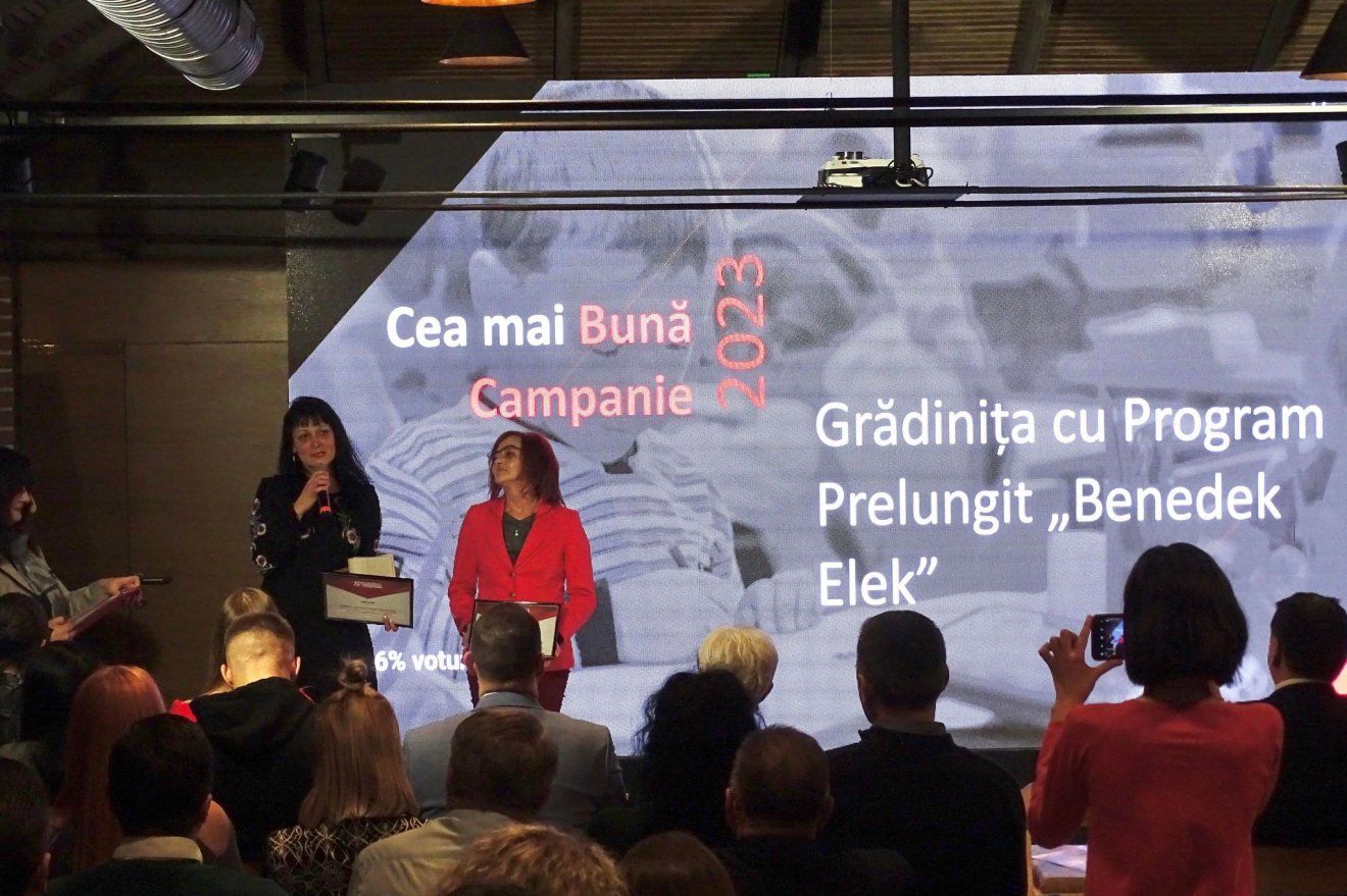 Az év legjobb kampányát a Benedek Elek Óvóda szervezte, amelyet Kádár Enikő óvónő képviselt (a képen balról) •  Fotó: Pethő Diana
