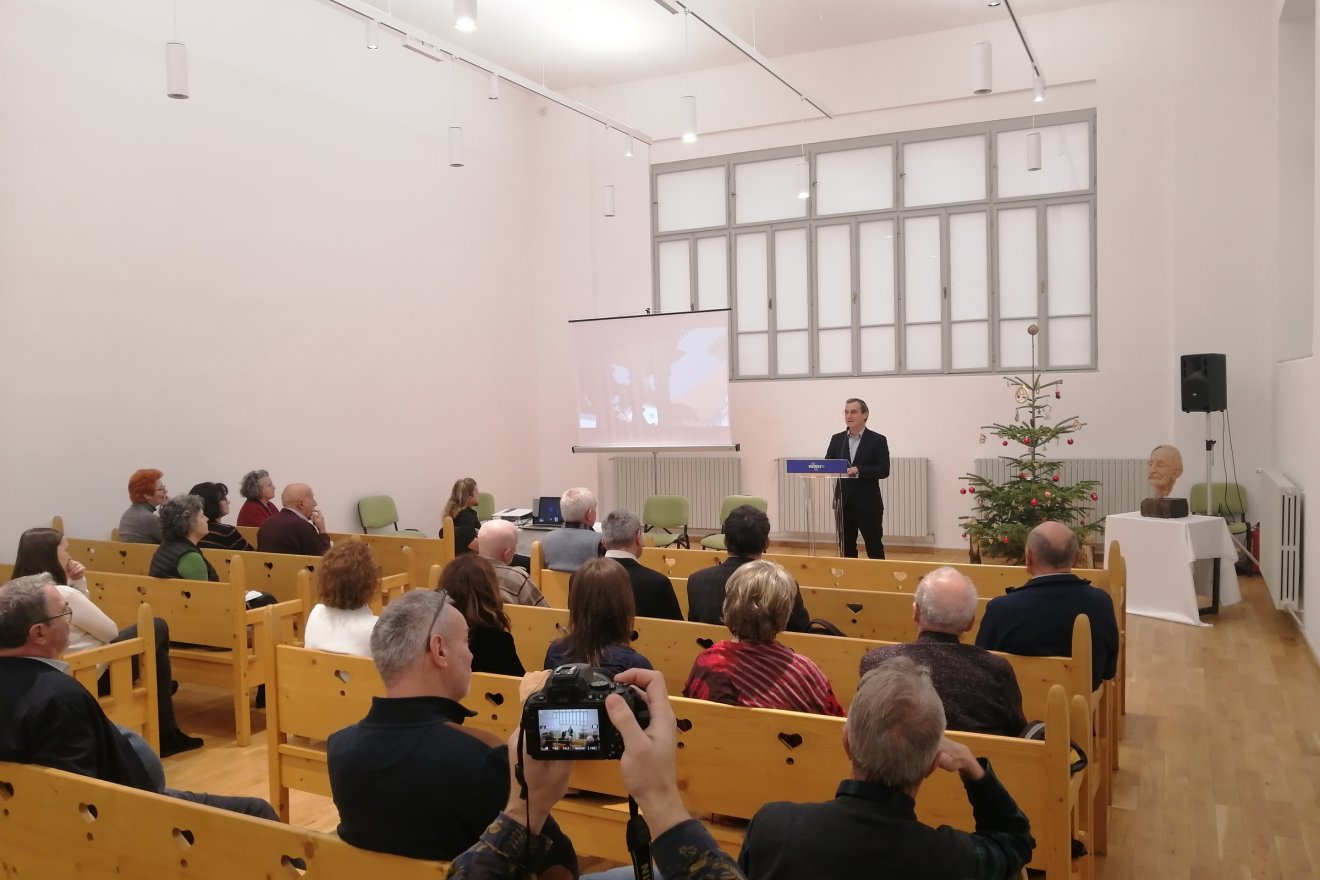 Szép számú hallgatóság ült a Kós Károly tervei szerint elkészült padokban •  Fotó: Bodor Tünde