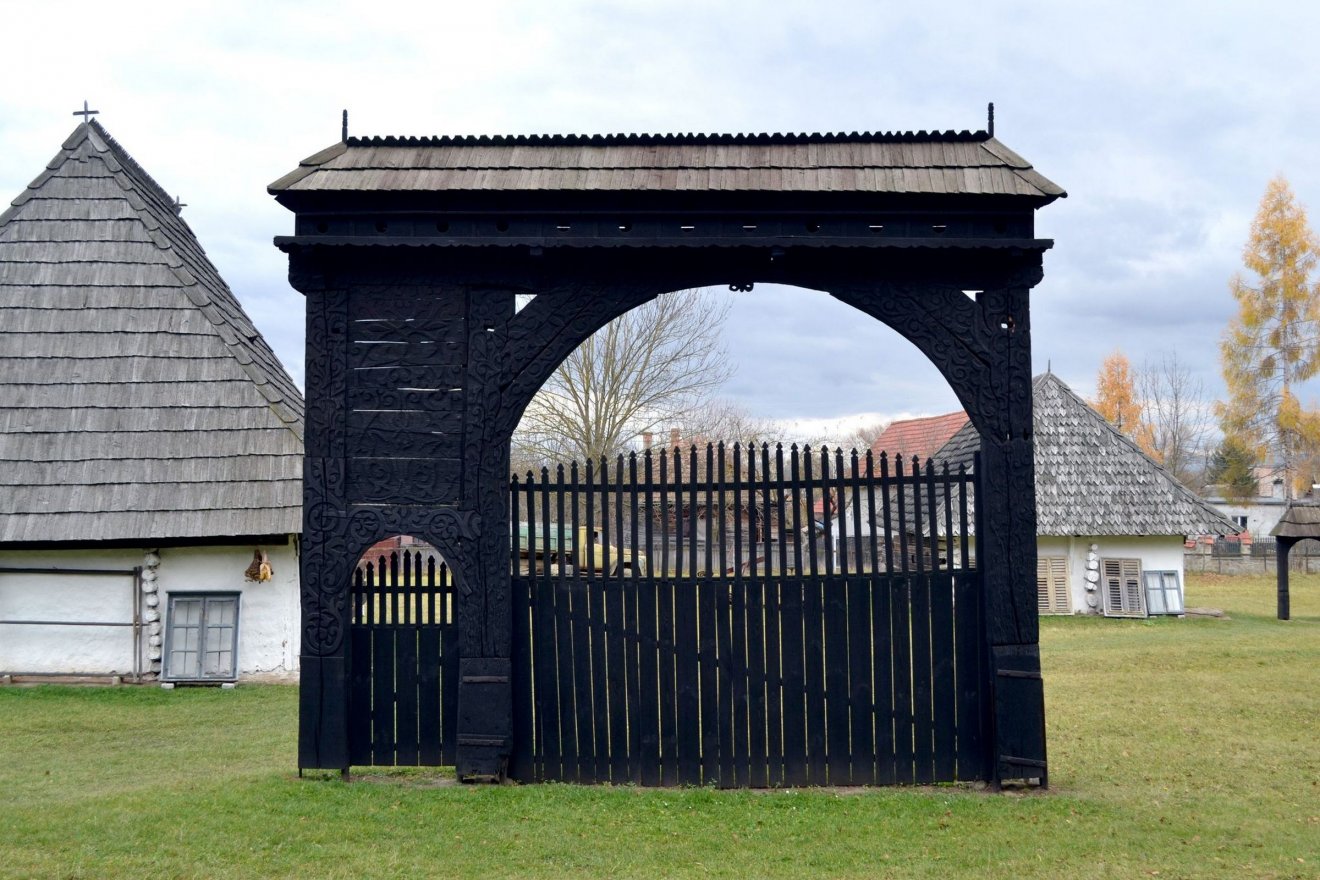 Pávai kapu (1761) a Haszmann Pál Múzeum udvarán •  Fotó: Kovászna Megyei Művelődési Központ