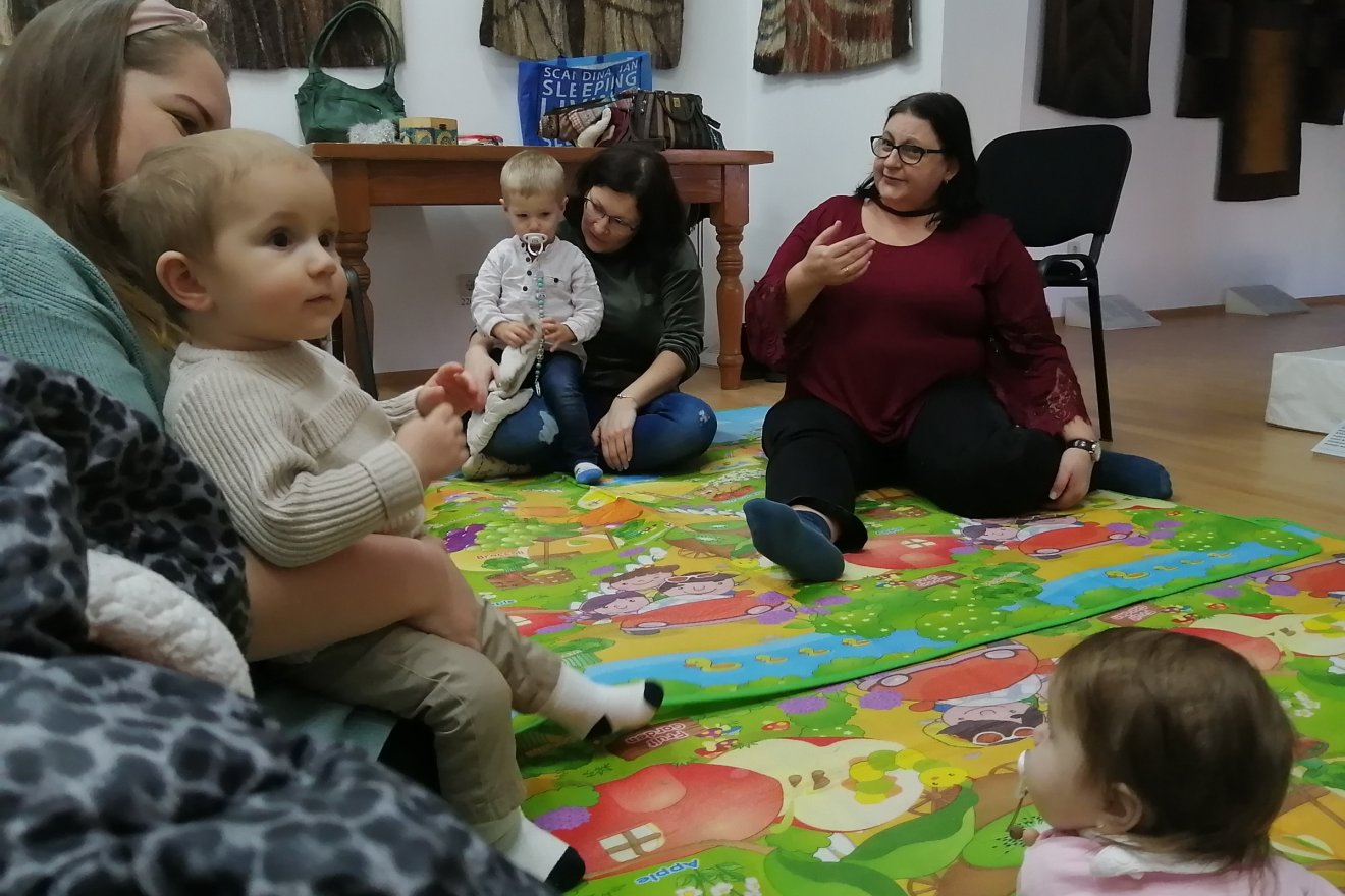 Az már bebizonyosodott, hogy segít megnyílni a világ felé a zene, a mondóka, a mozgás, játék, amit a Ringató foglalkozás egyben nyújt •  Fotó: Bodor Tünde