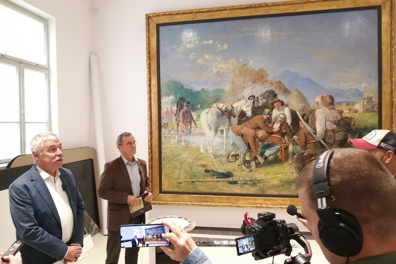 Gyárfás Jenő Gábor Áront ábrázoló monumentális festménye előtt •  Fotó: Bodor Tünde