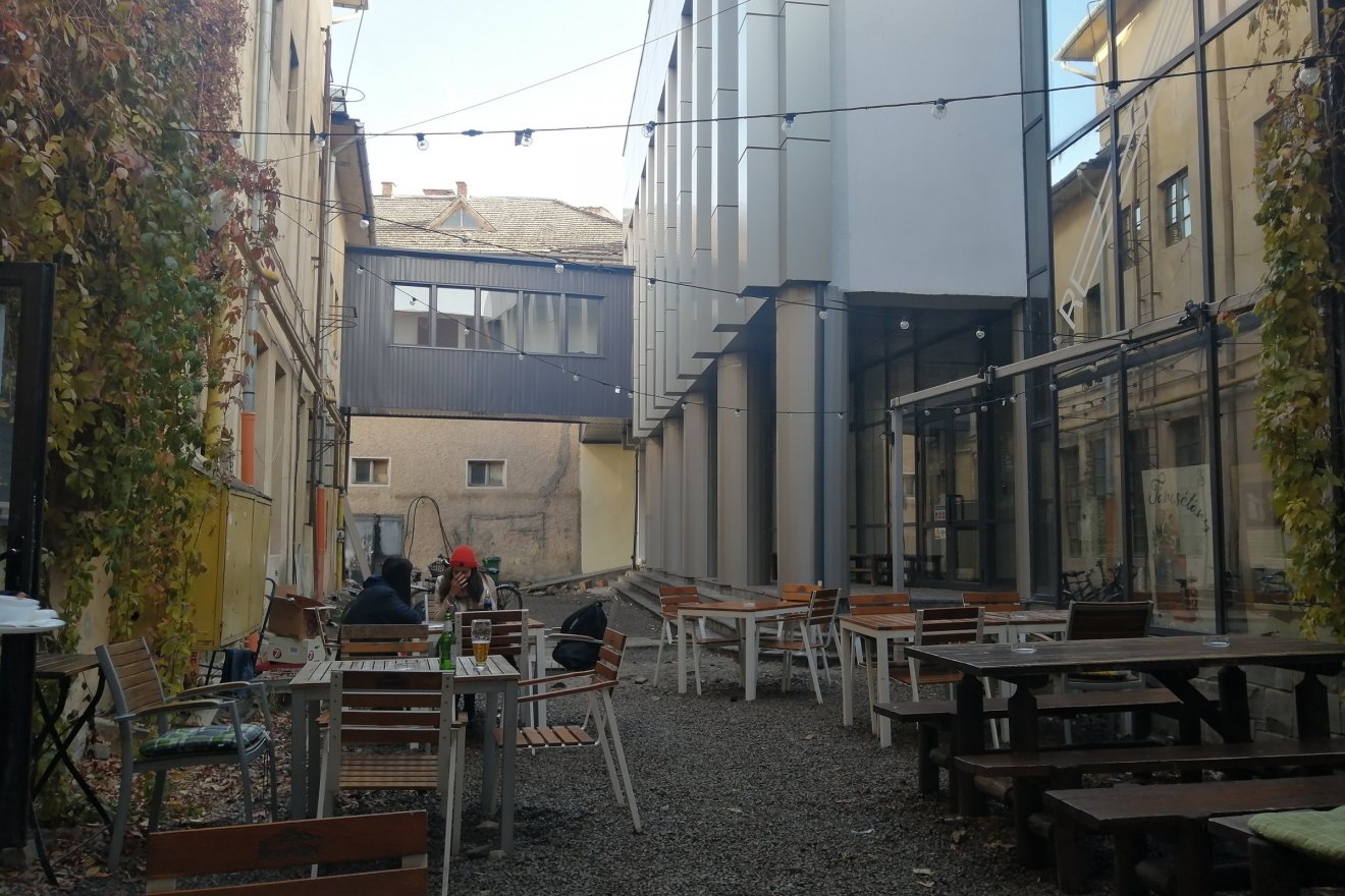 Ebben a térben, a HTE székhelyének lépcsőin lenne a szobor helye •  Fotó: Bodor Tünde