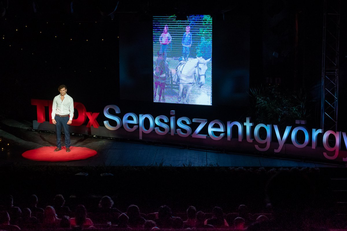 A sepsiszentgyörgyi TEDx színpadán megható és izgalmas sztorik hangzottak el az erre kimért 18 percben: nagy hatással volt a közönségre Vásárhelyi Jób Barna története • Fotó: Toró Attila