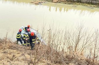 Lesodródott az útról, folyóba zuhant egy autó Háromszéken