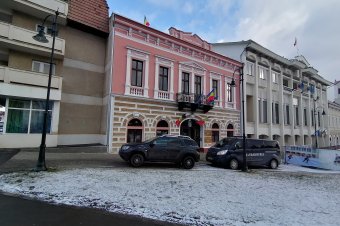 Földterület-visszaszolgáltatás és a prefektúra épületében végzett felújítások miatt vizsgálódott a DNA