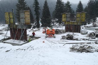 A tél sem tudja leállítani a kovásznai wellnessközpont építését