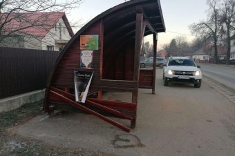 Szemeteseket törtek össze, jelzőtáblák oszlopait döntötték ki, buszmegállókat rongáltak – elkapták őket