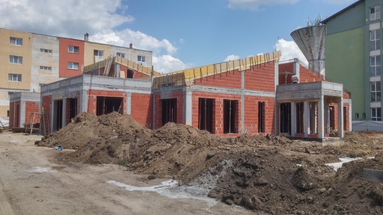 Két hónapja tették le az alapkövet, már a tetőszerkezeten dolgoznak