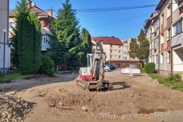 Parkolókat újítanak fel a Petőfi Sándor utcában