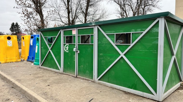 Újfajta szeméttárolókat helyeztek ki a guberálók miatti szeméthalmok elkerüléséért