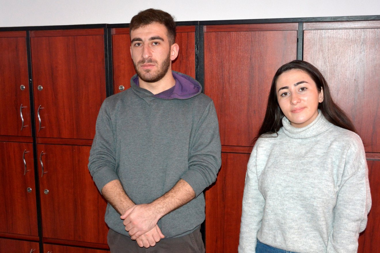 Alik és Mariam garantálja a hasznos időtöltést a társalgási klub résztvevőinek •  Fotó: Ráduly Attila