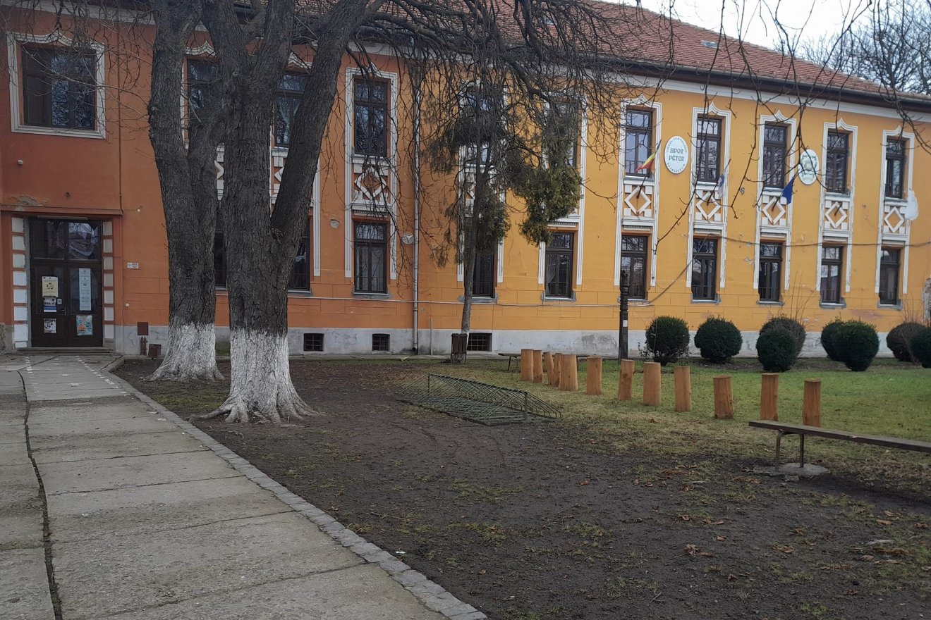 A kézdivásárhelyi, felújításra szoruló Apor Péter Mezőgazdasági Szakközépiskola. Tizenhatmillió lejtől esik el a város, ha nem sikerül időben beszerezni az engedélyeket •  Fotó: Apor Péter Mezőgazdasági Szakközépiskola/Facebook