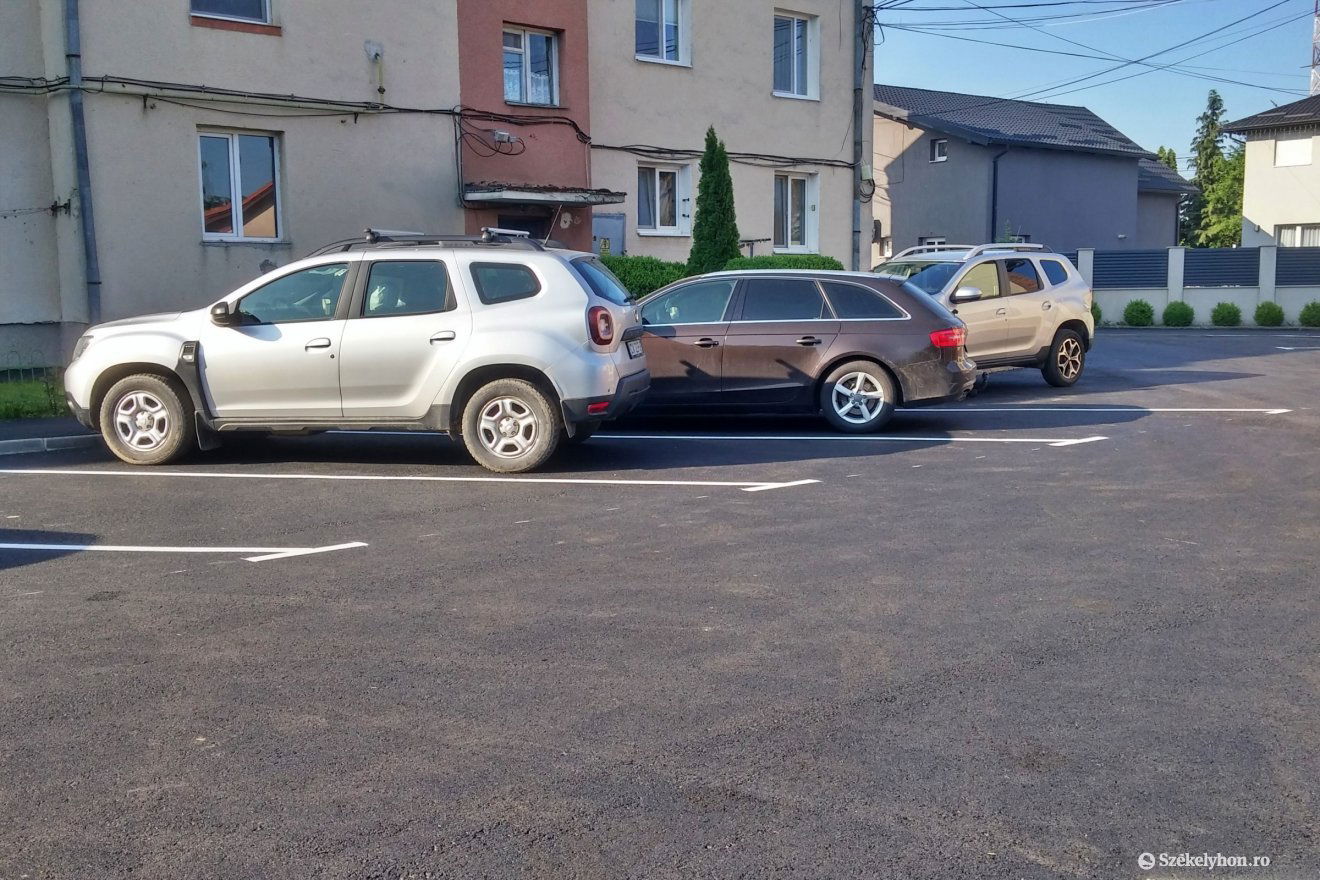 A közelmúltban új alap- és kopóréteg került a parkolóra •  Fotó: Daczó-Hodor Barna