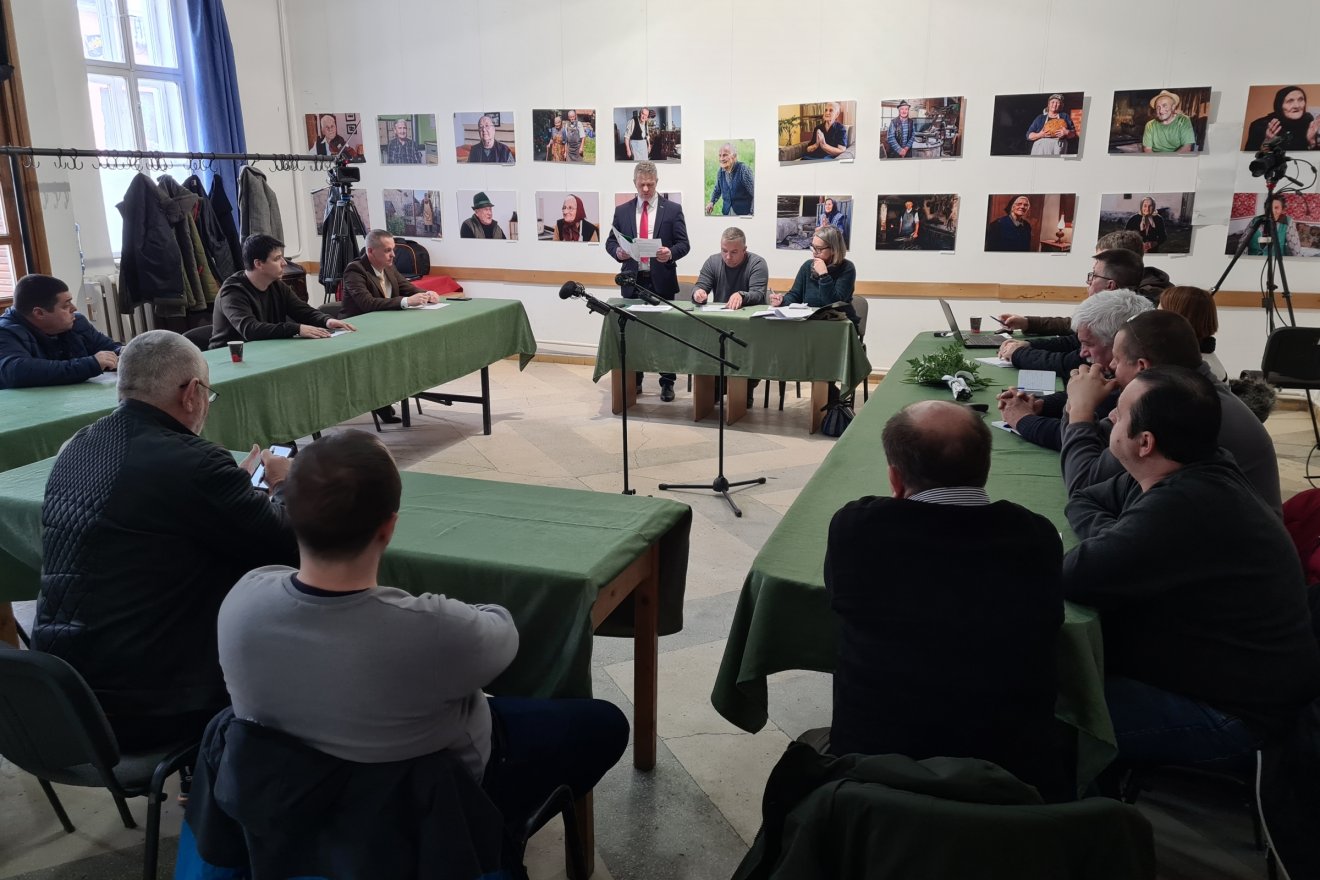 A tanácsosok részletes tájékoztatást kértek a polgármestertől az egyes határozattervezetekről •  Fotó: Demeter Zoltán