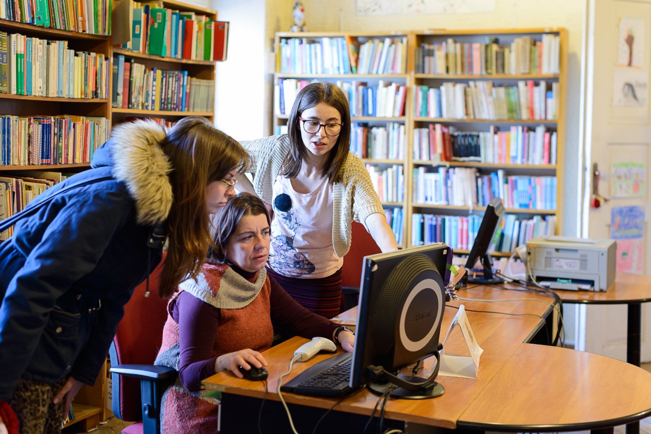 A könyvtárosok legizgalmasabb munkája kiválogatni a beszerzendő könyveket •  Fotó: Vargyasi Levente