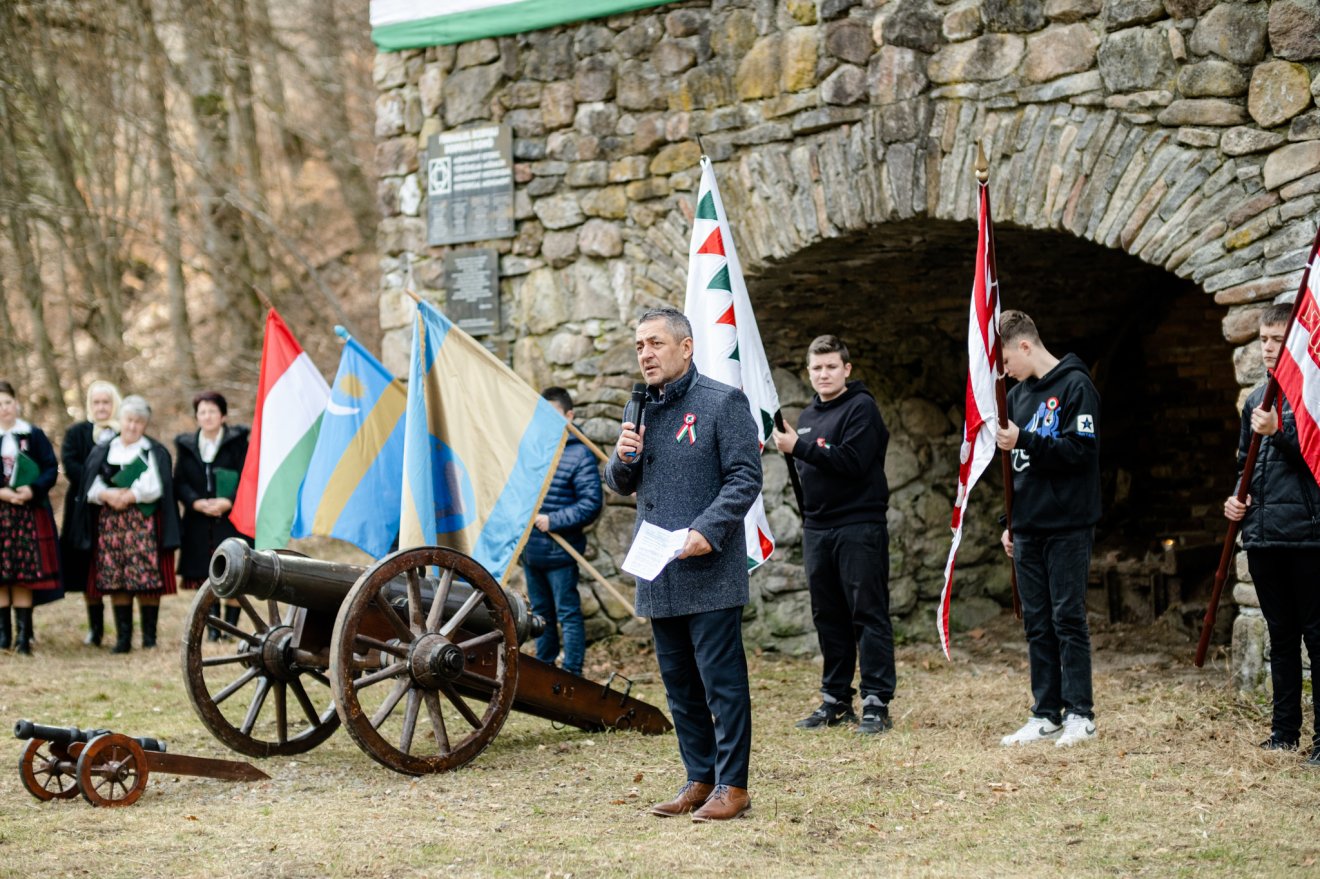 Tavaly Potápi Árpád János nemzetpolitikai államtitkár is a bodvaji kohónál ünnepelt •  Fotó: Borbáth Katalin/Magyarország Csíkszeredai Főkonzulátusa